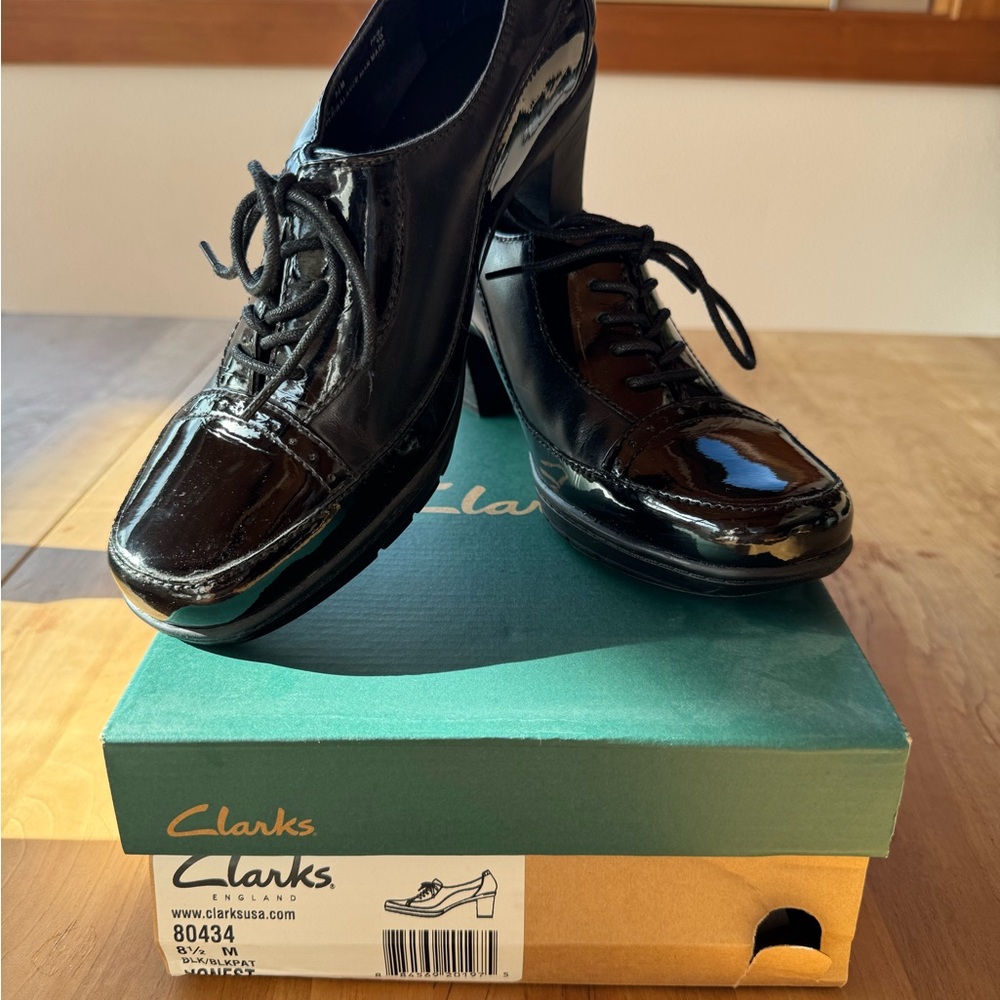 Clarks black patent heeled oxford size 8.5, EUC